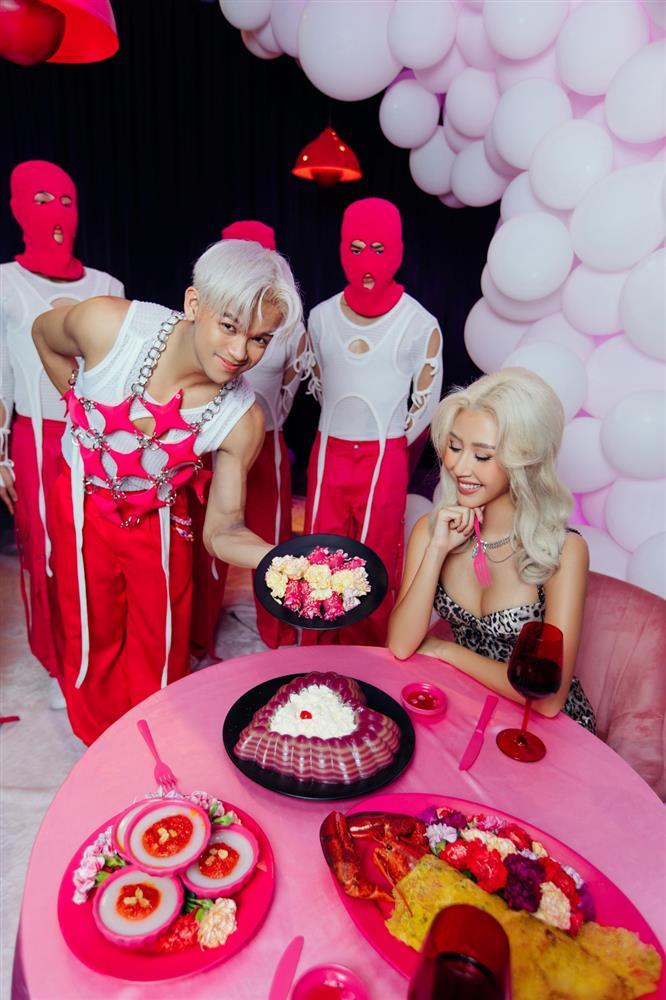 Trọng Hiếu chơi lớn diện crop top khoét ngực, tất tay với MV comeback-5