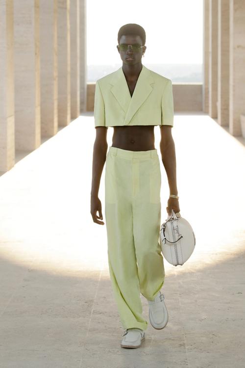 Trọng Hiếu gây tranh cãi vì diện áo croptop nữ tính-8