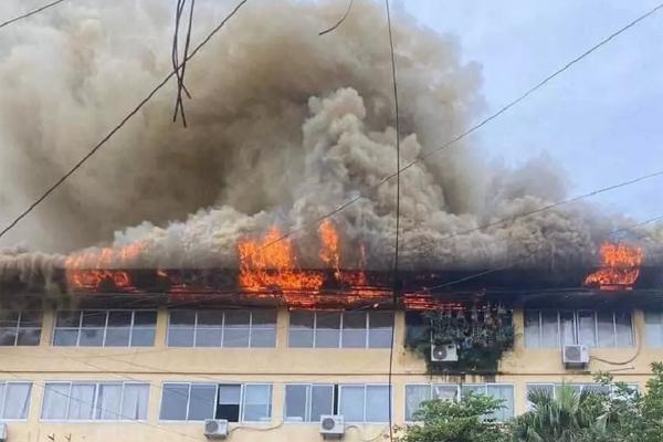 Cháy ngùn ngụt trên tầng 5 tòa nhà ở Hà Nội-1