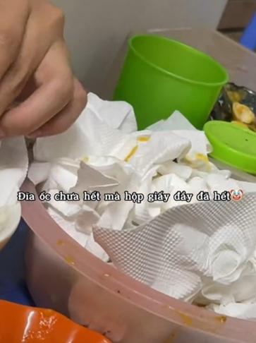 Dân mạng chê cười thượng đế ăn ốc bằng giấy vì sợ bẩn tay-3