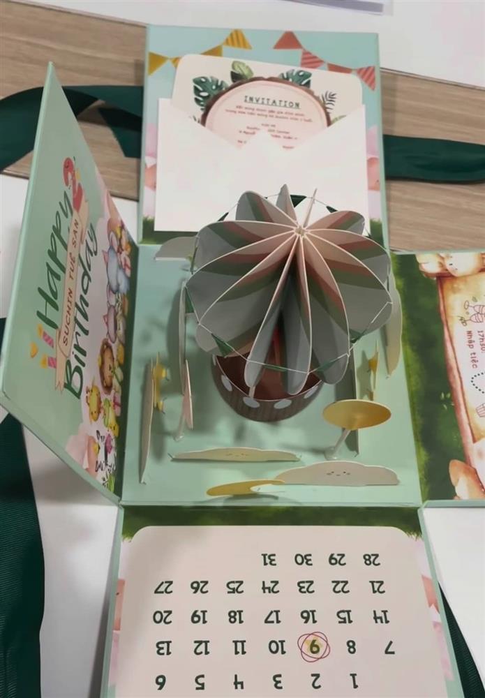 Thiệp mời sinh nhật ái nữ Cường Đô La ăn đứt các loại thiệp cưới-2