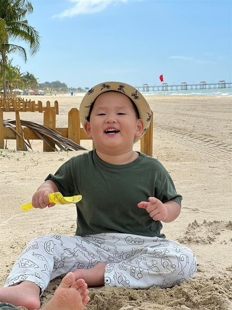 Cậu út nhà Trà My Idol giống hệt bức tượng chú tiểu-2