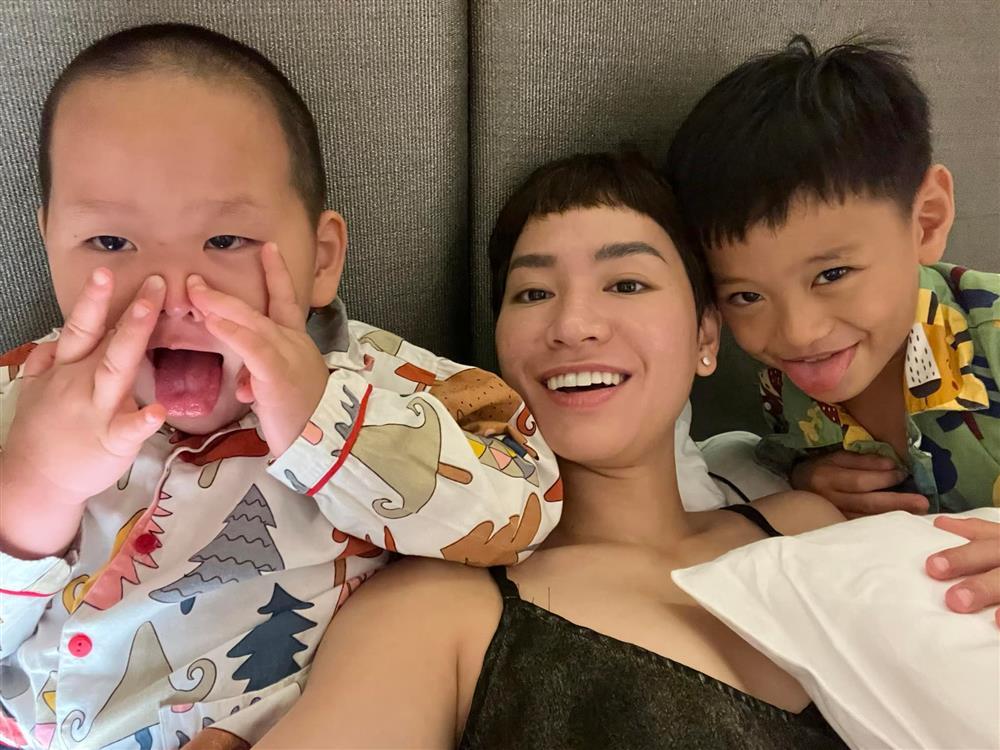 Cậu út nhà Trà My Idol giống hệt bức tượng chú tiểu-6