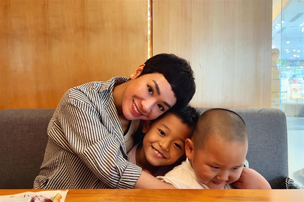 Cậu út nhà Trà My Idol giống hệt bức tượng chú tiểu-4