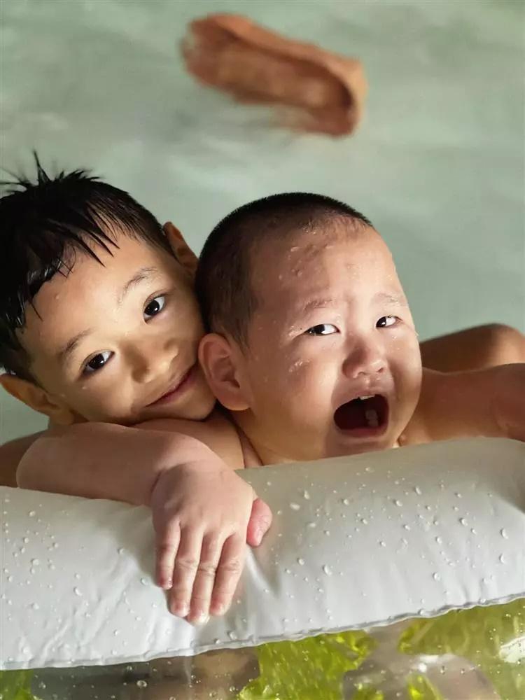 Cậu út nhà Trà My Idol giống hệt bức tượng chú tiểu-5