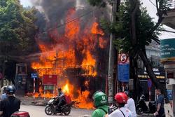 Lửa cháy đỏ rực tại cửa hàng điện thoại ở Hà Nội