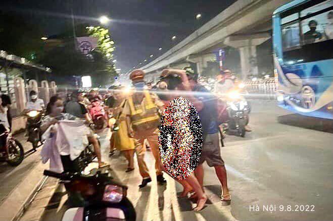 Hotgirl khỏa thân nửa đêm đi lang thang giữa đường phố Hà Nội-3