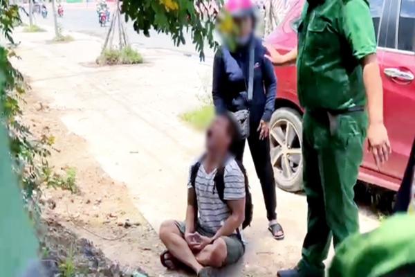 Tài xế ô tô bất ngờ xuống xe ngồi thiền, vận công sau khi gây tai nạn-2