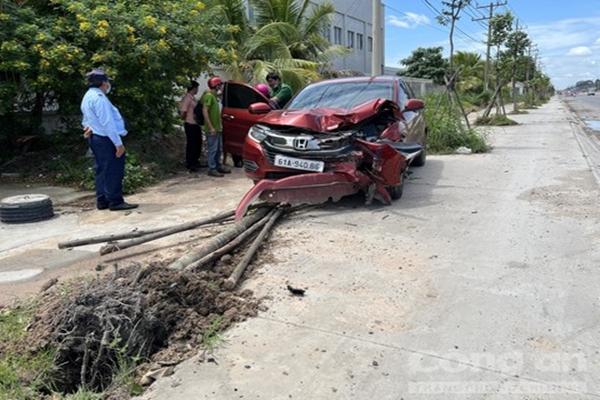 Tài xế ô tô bất ngờ xuống xe ngồi thiền, vận công sau khi gây tai nạn-1