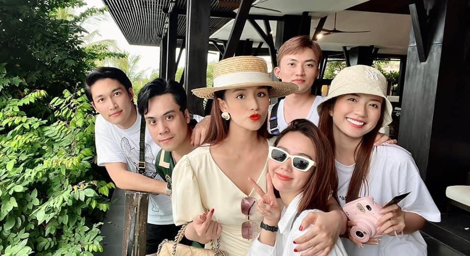 Đình Tú - Huyền Lizzie dính như sam đi du lịch cùng hội bạn thân-2