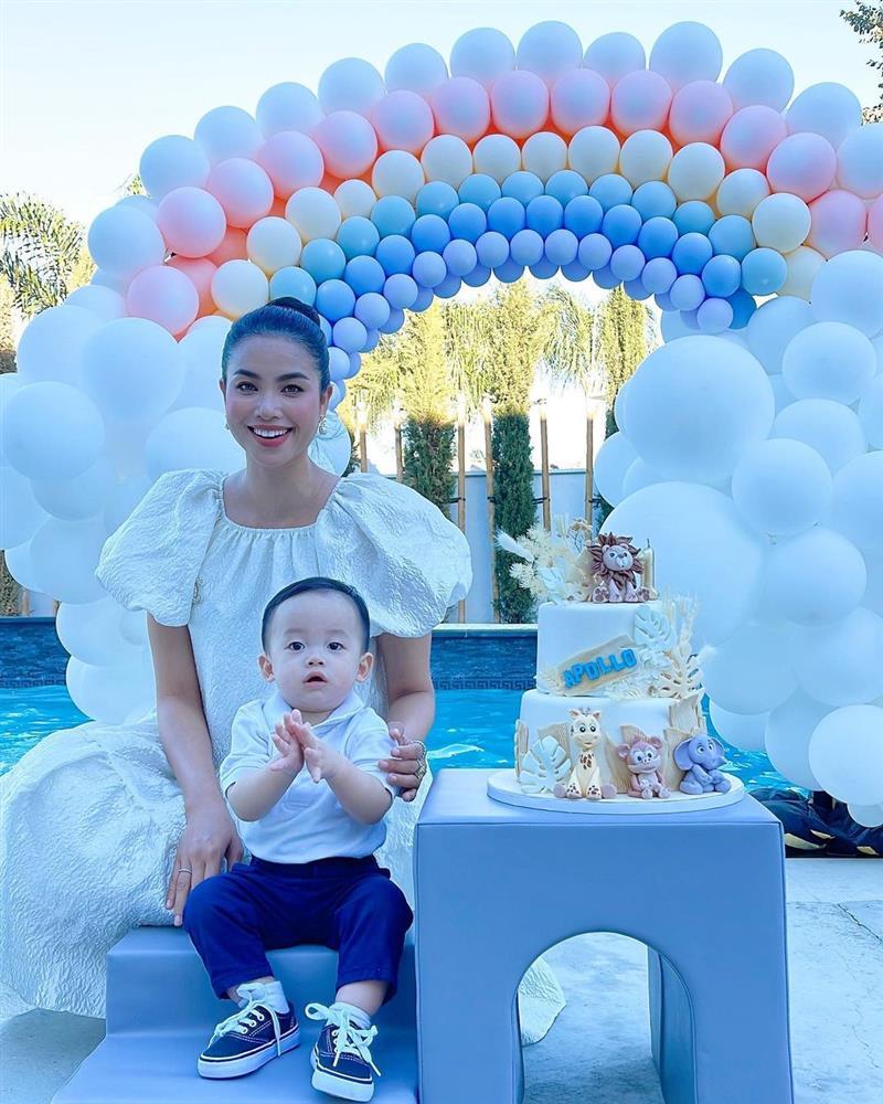 Cậu út nhà hoa hậu Phạm Hương giống bà nội quyền lực-1