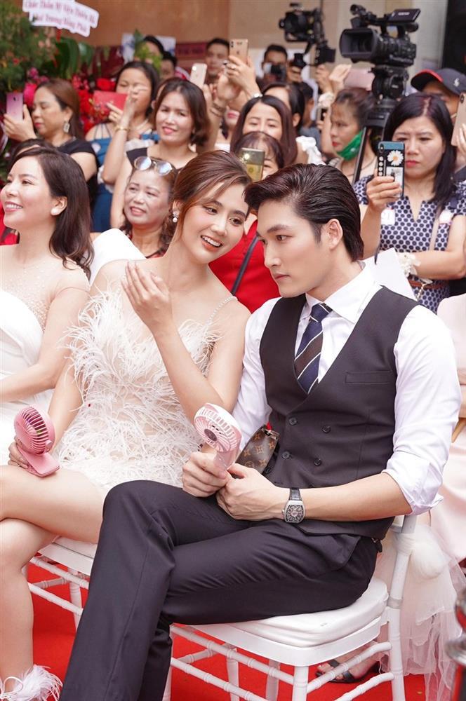 Đình Tú - Huyền Lizzie dính như sam đi du lịch cùng hội bạn thân-4