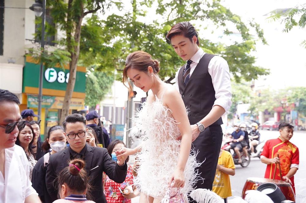 Đình Tú - Huyền Lizzie dính như sam đi du lịch cùng hội bạn thân-5