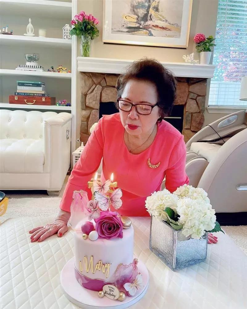 Cậu út nhà hoa hậu Phạm Hương giống bà nội quyền lực-5