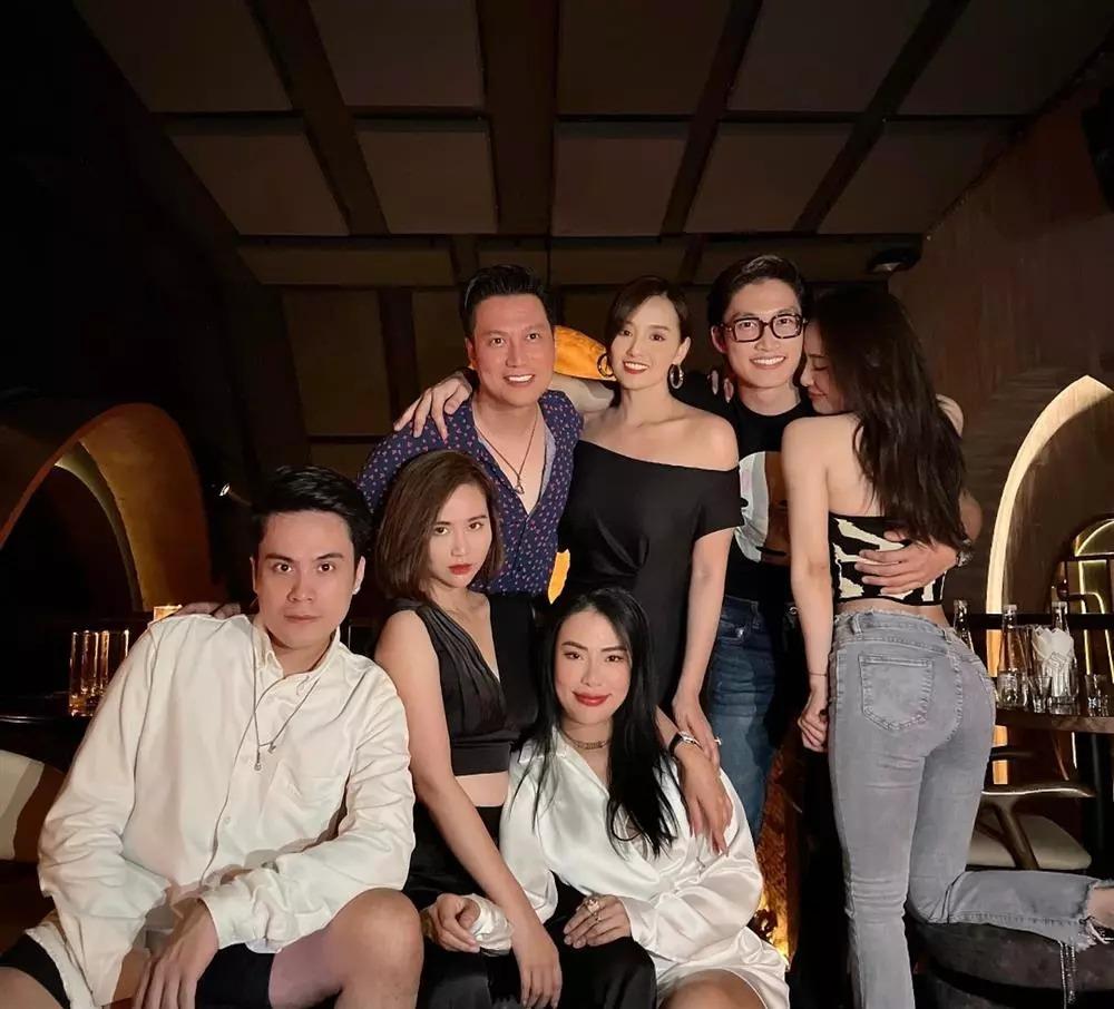 Đình Tú - Huyền Lizzie dính như sam đi du lịch cùng hội bạn thân-8