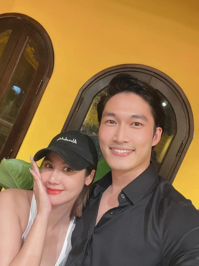 Đình Tú - Huyền Lizzie dính như sam đi du lịch cùng hội bạn thân-9