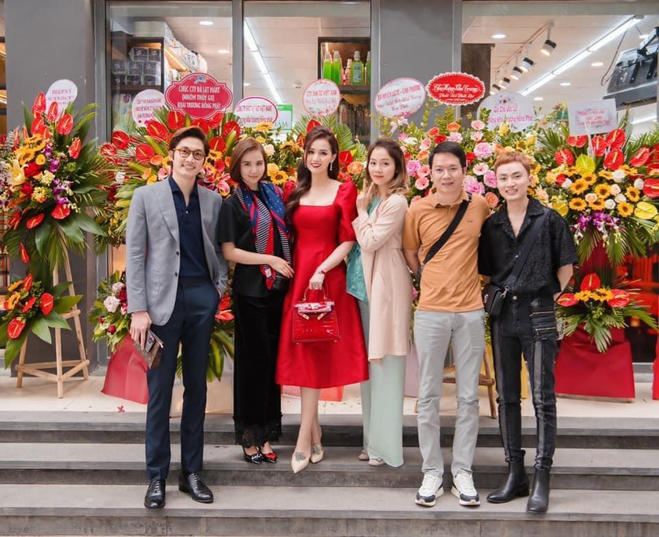 Đình Tú - Huyền Lizzie dính như sam đi du lịch cùng hội bạn thân-6