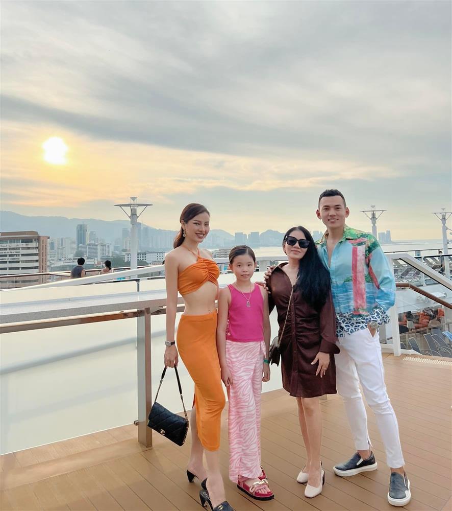 Phương Trinh Jolie hở hết cỡ khi đi du lịch với mẹ chồng-2