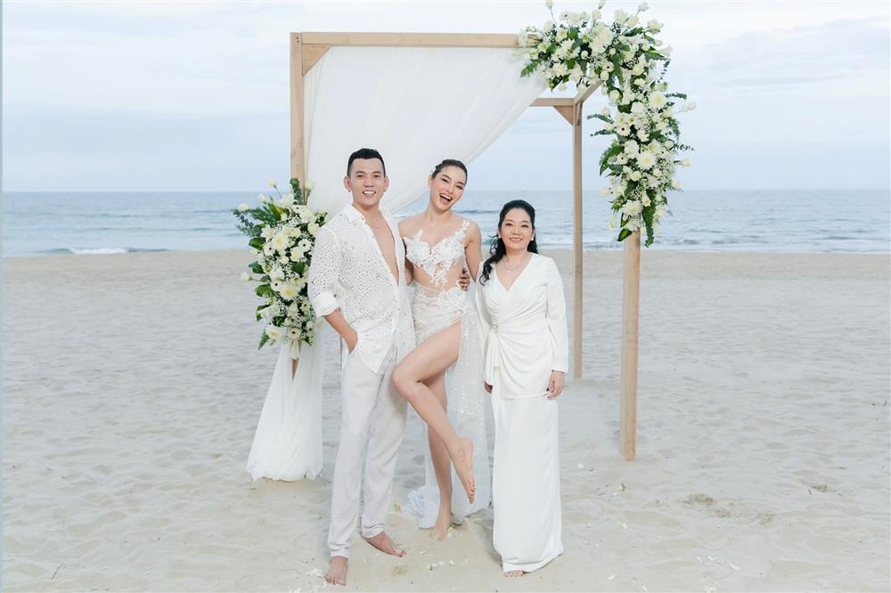 Phương Trinh Jolie hở hết cỡ khi đi du lịch với mẹ chồng-7