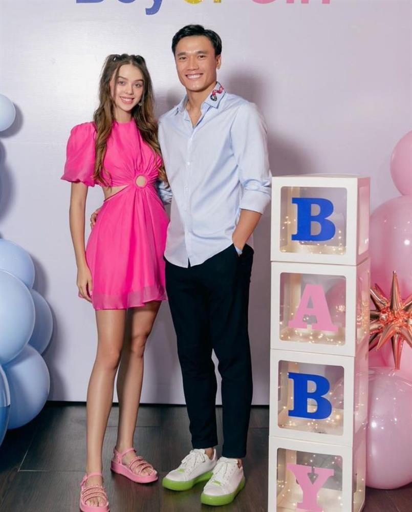 Vợ Bùi Tiến Dũng mặc táo bạo, vác bụng bầu ra sân cổ vũ chồng-6