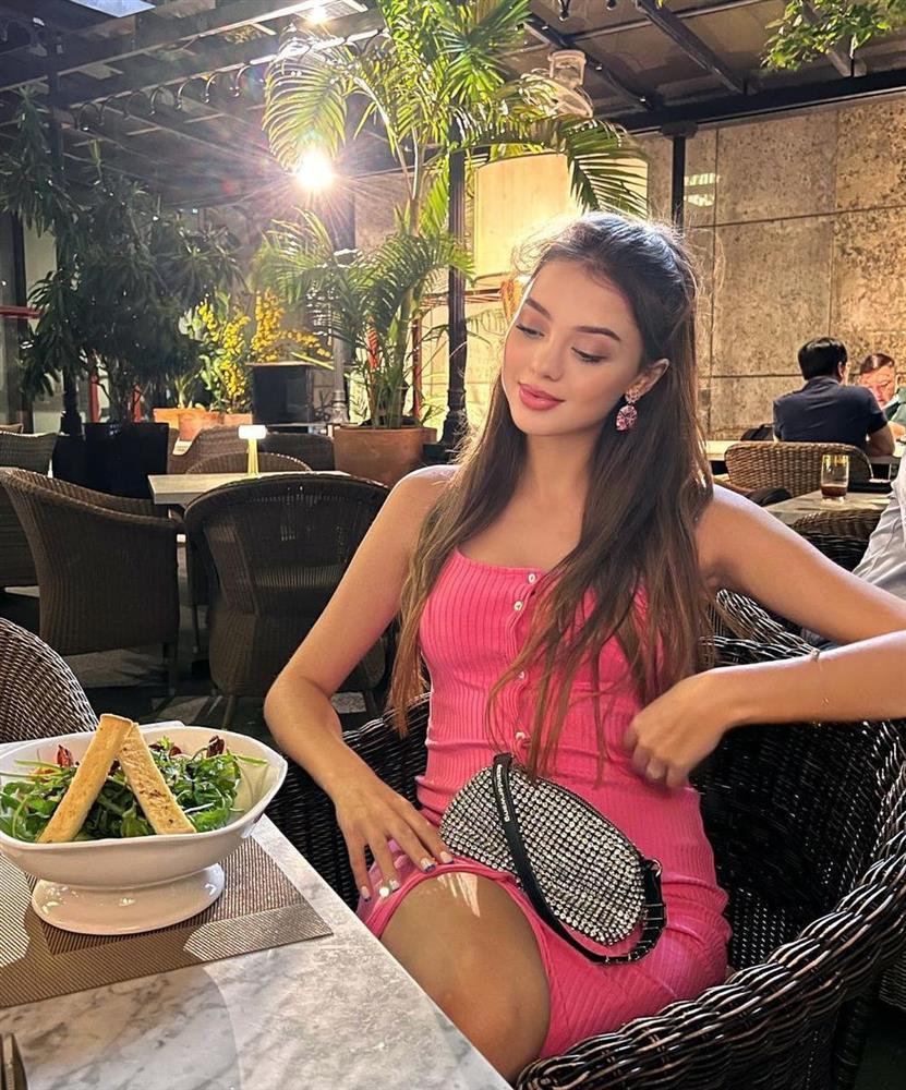 Vợ Bùi Tiến Dũng mặc táo bạo, vác bụng bầu ra sân cổ vũ chồng-7