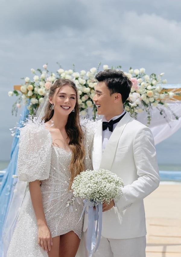 Vợ Bùi Tiến Dũng mặc táo bạo, vác bụng bầu ra sân cổ vũ chồng-4