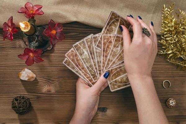 Bói bài Tarot tuần từ 15/8/2022- 21/8/2022: Cành vàng lá ngọc-1