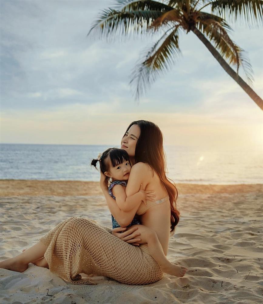 Quỳnh Nga gây hoang mang với bộ đầm có cũng như không-4