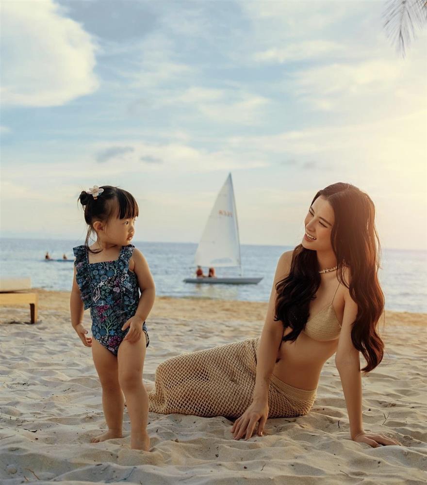 Đông Nhi mặc áo đàng hoàng mà như cởi trần bế con-4