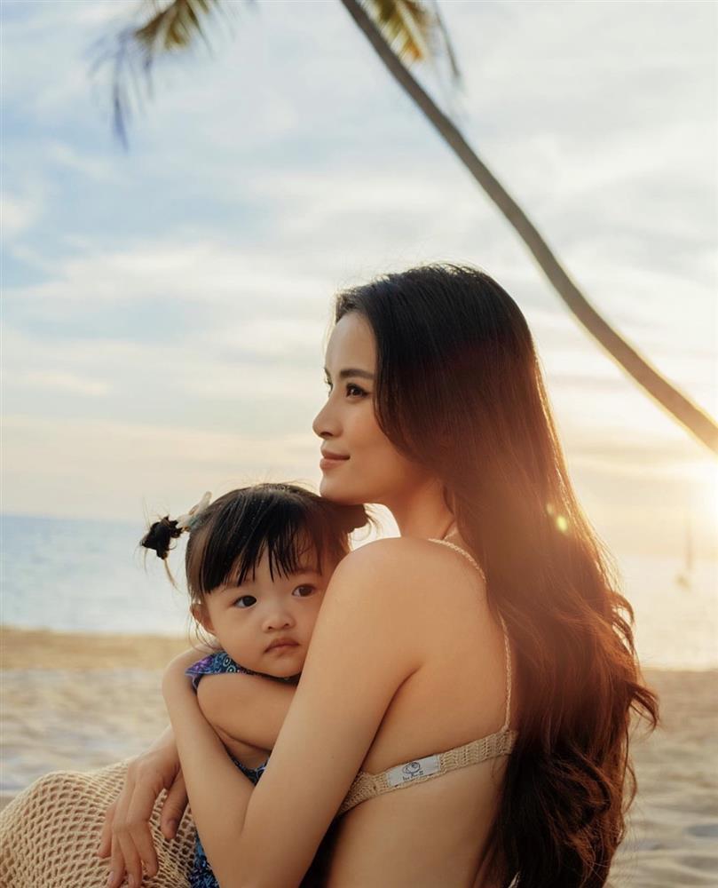 Đông Nhi mặc áo đàng hoàng mà như cởi trần bế con-3