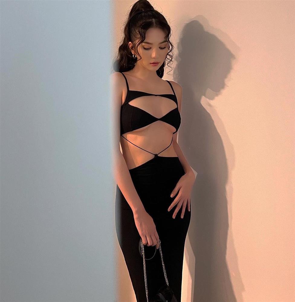 Ngọc Trinh chụp hình, dân mạng soi chiếc bóng chửa-4