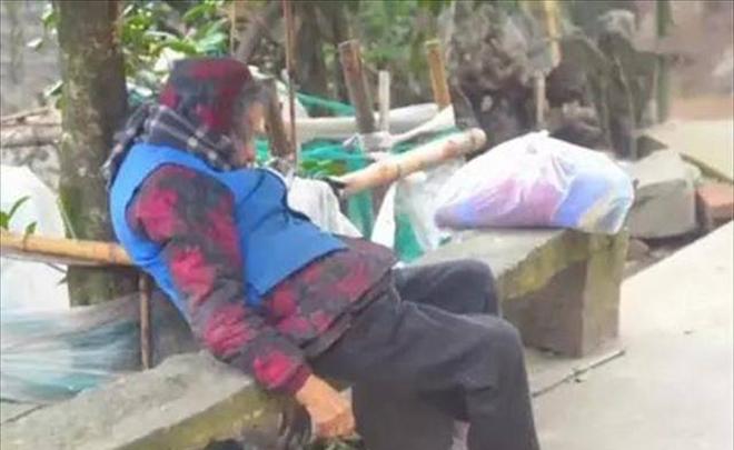 Mẹ nằm viện, 3 con gái cãi nhau nảy lửa ai chăm mẹ nhiều nhất-4