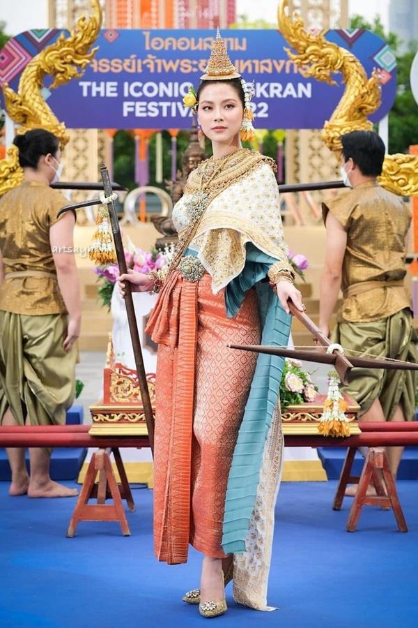 Nữ thần Songkran Baifern đẹp kinh diễm trong trang phục 1,3 tỷ, visual thăng hạng ngoạn mục giữa trung tâm thương mại Icon Siam.