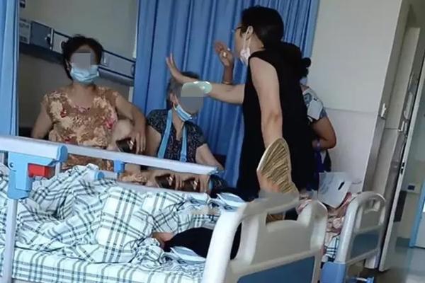 Vào chăm mẹ nằm viện, con trai nói 1 câu khiến ai cũng phải khóc-4