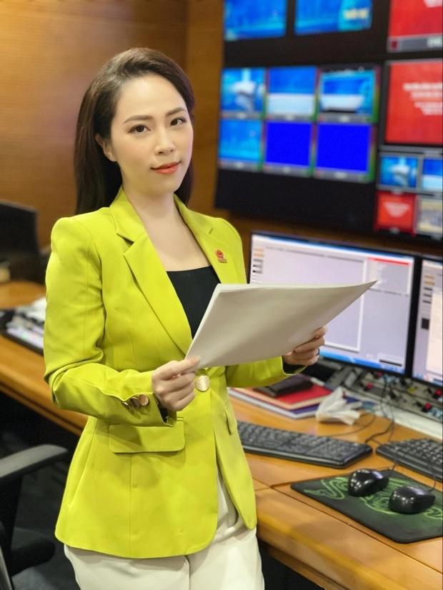 Bật mí về bà xã cùng ngành của 2 nam MC điển trai dẫn sóng VTV-1