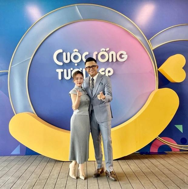 Bật mí về bà xã cùng ngành của 2 nam MC điển trai dẫn sóng VTV-2