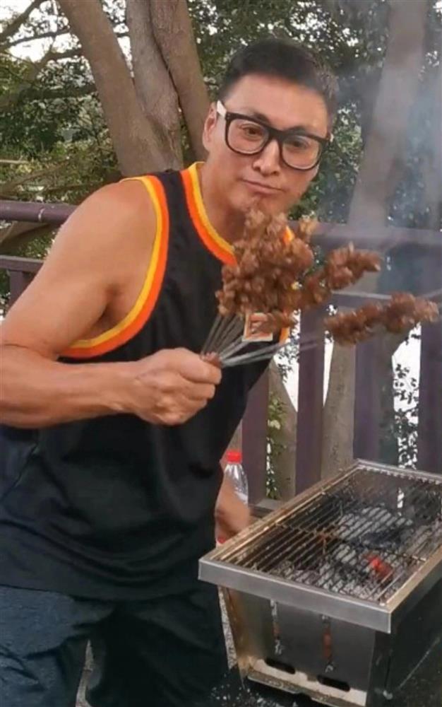 Triển Chiêu Hà Gia Kính bán hàng rong ở tuổi xế chiều-2