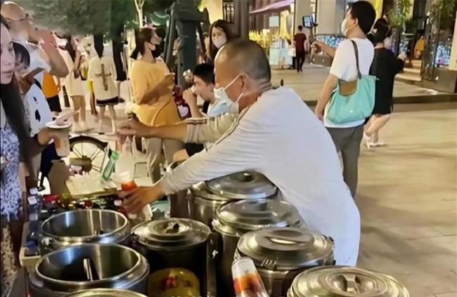 Cụ ông bán nước hảo tâm bị MXH vùi dập, bóc trần mặt xấu thế giới ảo-2