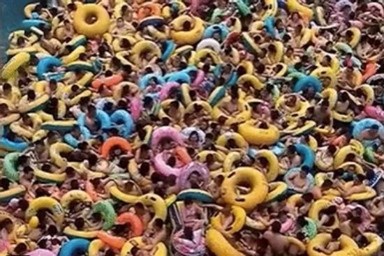 Choáng cảnh nêm chặt người trong công viên nước Trung Quốc