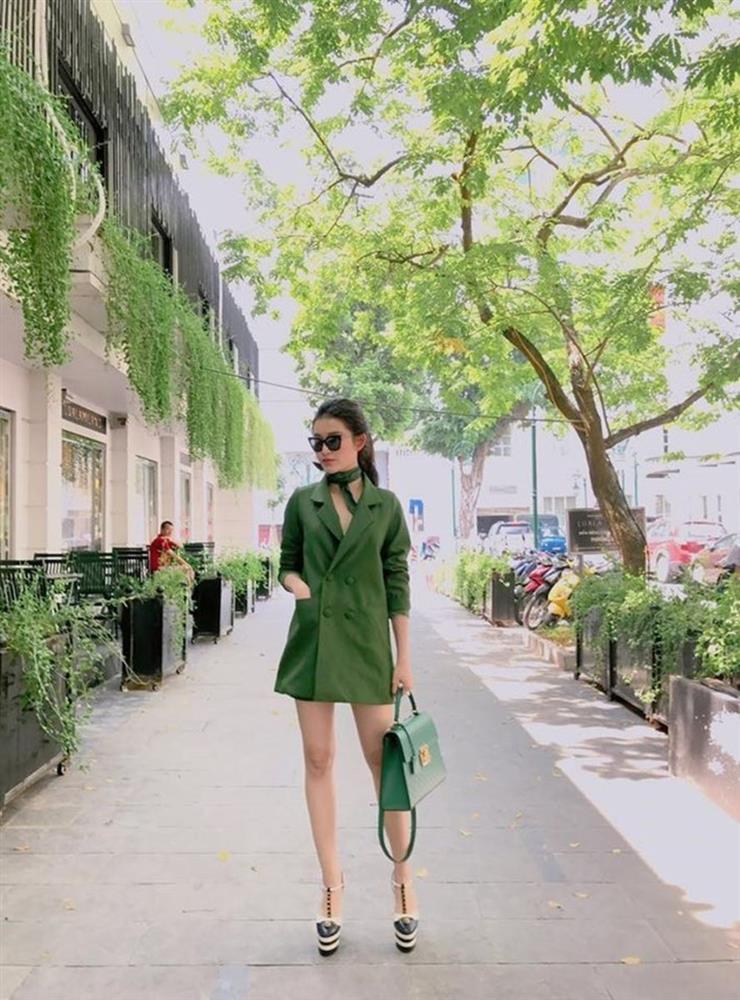 Tips mix chân váy màu xanh rêu chuẩn trend mùa thu-7