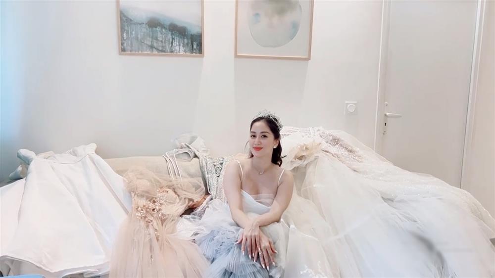 Khánh Thi - Phan Hiển mang 40kg váy cưới sang Pháp bị chê phí phạm-4