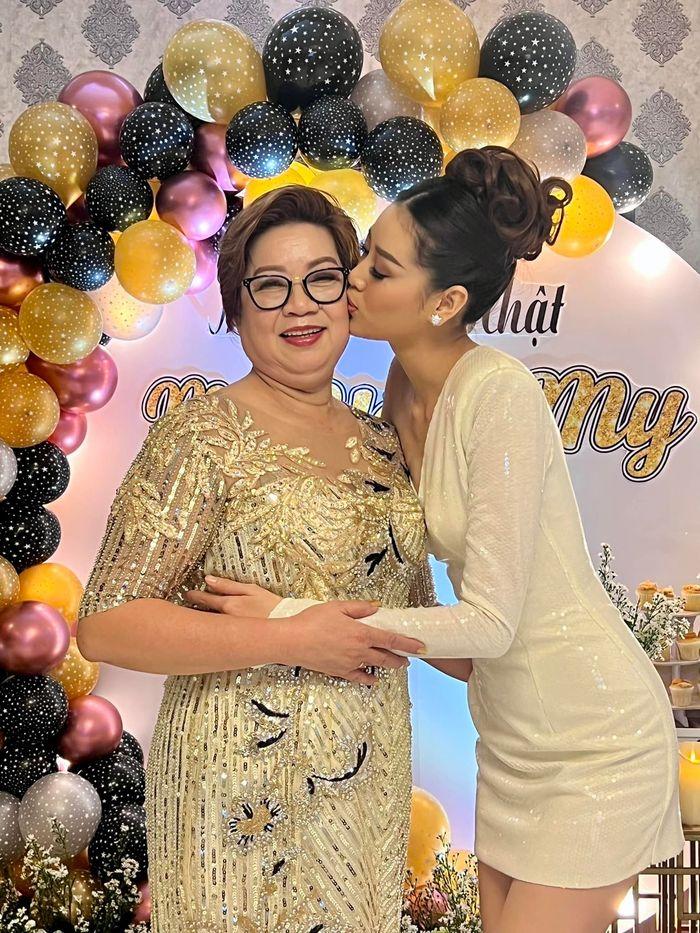 Mẹ ruột U60 của hoa hậu Khánh Vân sành điệu hơn cả con gái-1