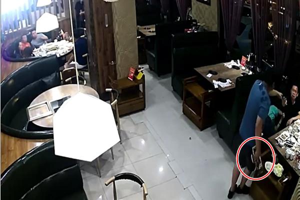 Cãi nhau với chồng, cô gái lên tàu lao vào cắn hành khách rồi khỏa thân-3