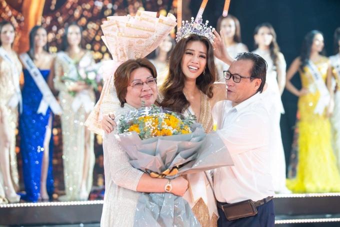 Mẹ ruột U60 của hoa hậu Khánh Vân sành điệu hơn cả con gái-6