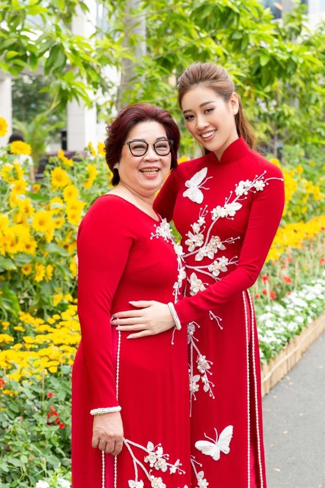 Mẹ ruột U60 của hoa hậu Khánh Vân sành điệu hơn cả con gái-10