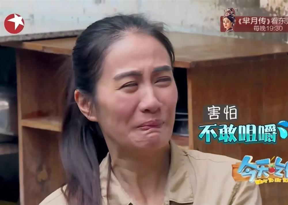 Show truyền hình bị chỉ trích vì ép nghệ sĩ ăn cám heo, giun dế-5