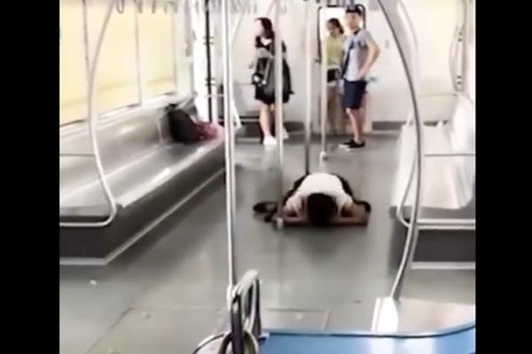 Cãi nhau với chồng, cô gái lên tàu lao vào cắn hành khách rồi khỏa thân-2