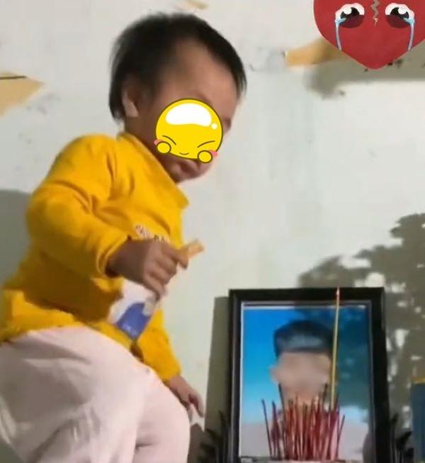 Con trai trèo lên bàn thờ, làm hành động với di ảnh bố ai nấy nghẹn lòng-1