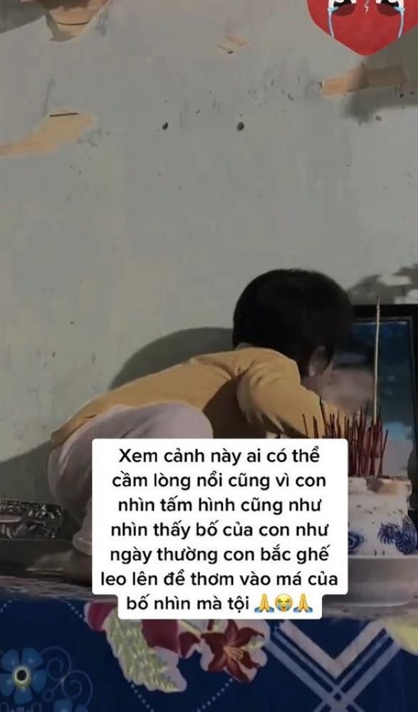 Con trai trèo lên bàn thờ, làm hành động với di ảnh bố ai nấy nghẹn lòng-2
