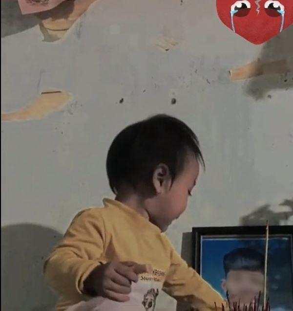 Con trai trèo lên bàn thờ, làm hành động với di ảnh bố ai nấy nghẹn lòng-3